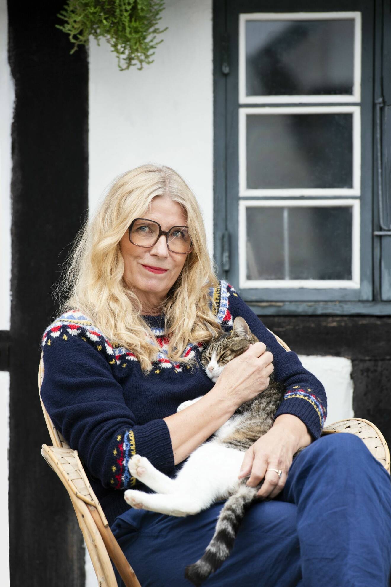 Konstnären Mamma Andersson med katten som hon döpt till Per Kirkeby.