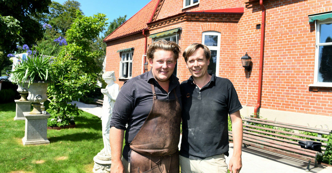 Karl Fredrik och Petter träffades på nätet. Redan efter ett år köpte de gården Eklaholm som då, hösten 2015, var totalt nedgången. Karl Fredrik Gustafsson med sin partner Petter