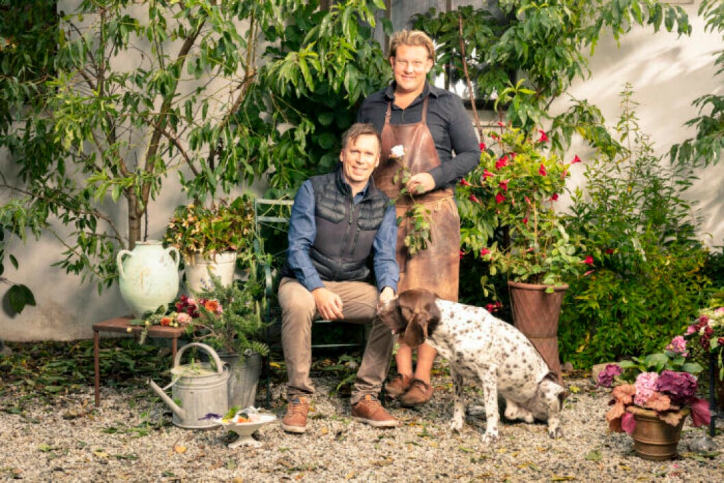 Karl Fredrik med sambon Petter Kjellén och hunden Hamlet.