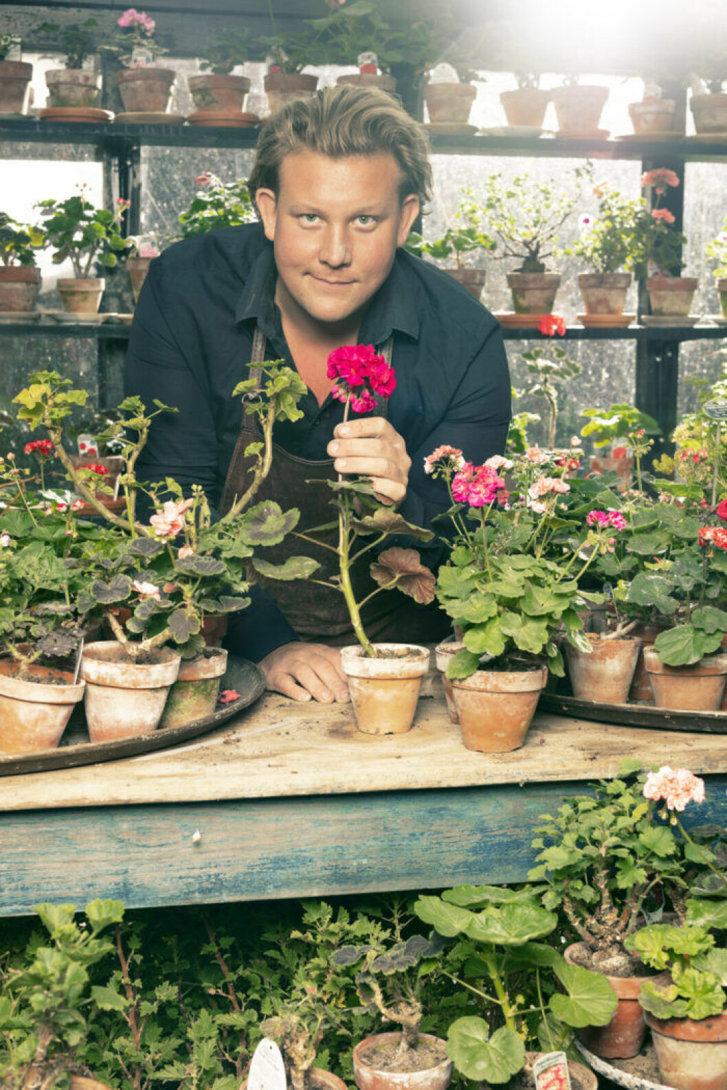 Karl Fredrik med en pelargon