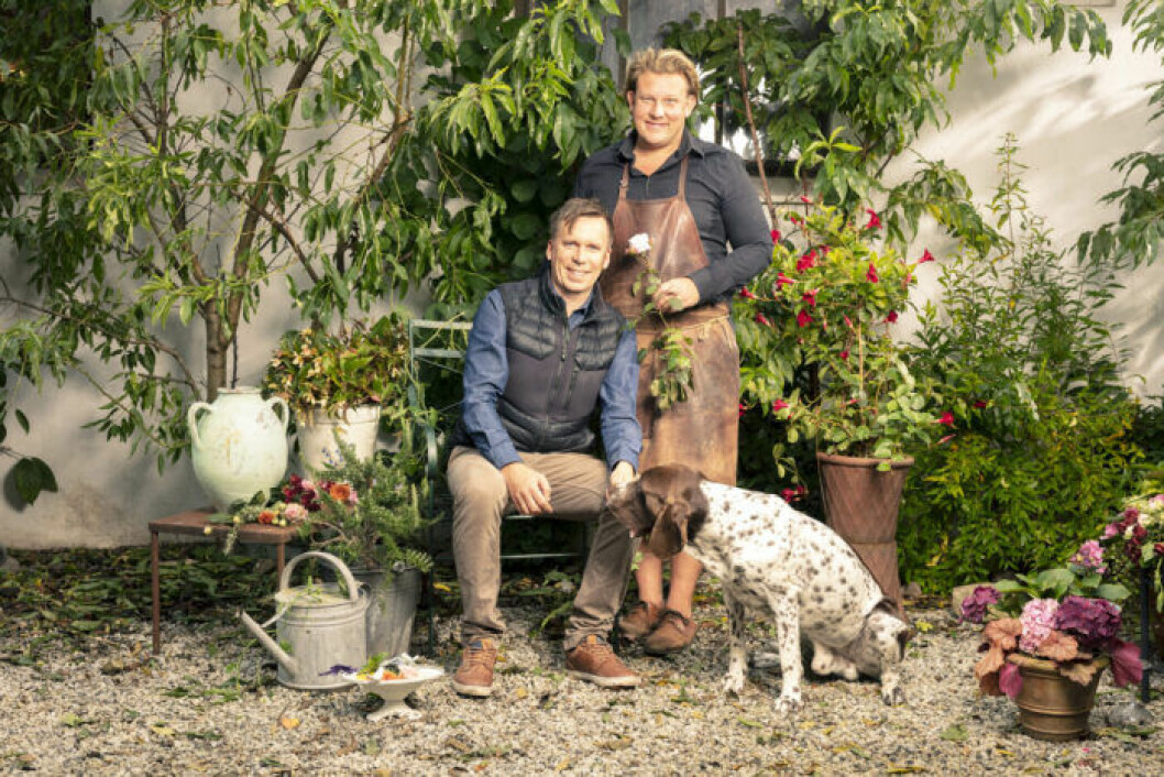 Karl Fredrik med sambon Petter Kjellén och hunden Hamlet.