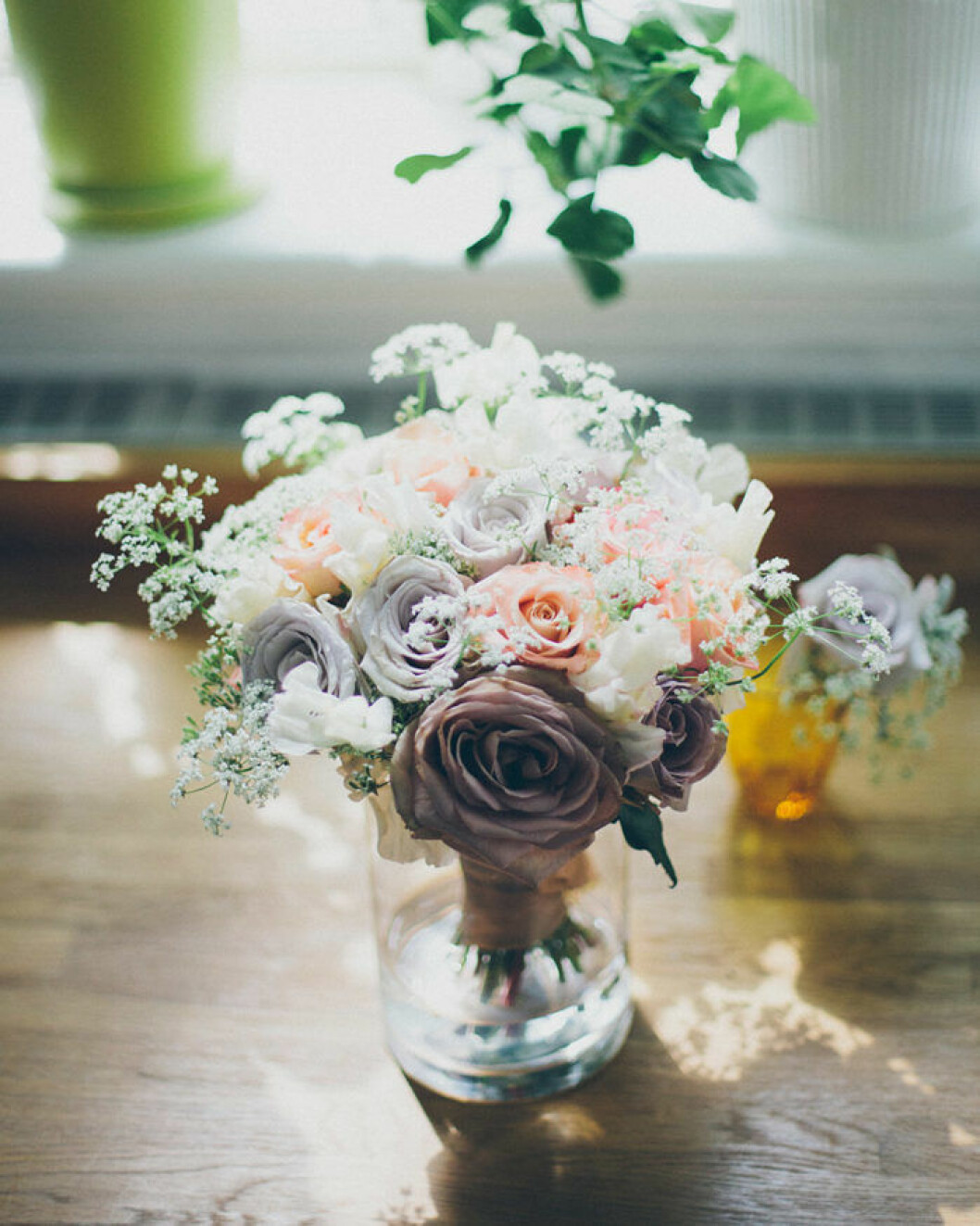 Brudbukett – köpa eller binda själv? blomsterbukett med rosor