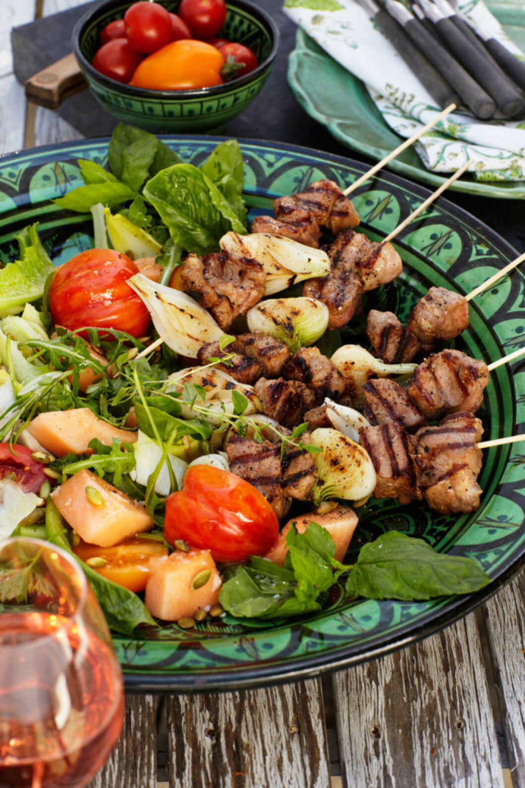 Grillspett ser många gånger mycket aptitligare ut än en stor bit kött. Vanliga träspett brukar fungera bra, det gäller bara att komma ihåg att blötlägga dem i förväg. Grillspett ser många gånger mycket aptitligare ut än en stor bit kött. Vanliga träspett brukar fungera bra, det gäller bara att komma ihåg att blötlägga dem i förväg.