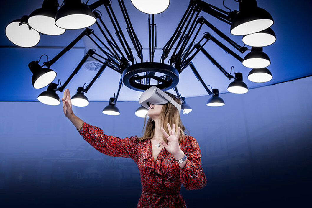 Klokt och medvetet använd ger tekniken fantastiska möjligheter menar hjärnforskare Katarina Gospic, här iförd VR-glasögon som<br>kan ”förflytta” användaren till en virtuell verklighet. VR katarina gospic