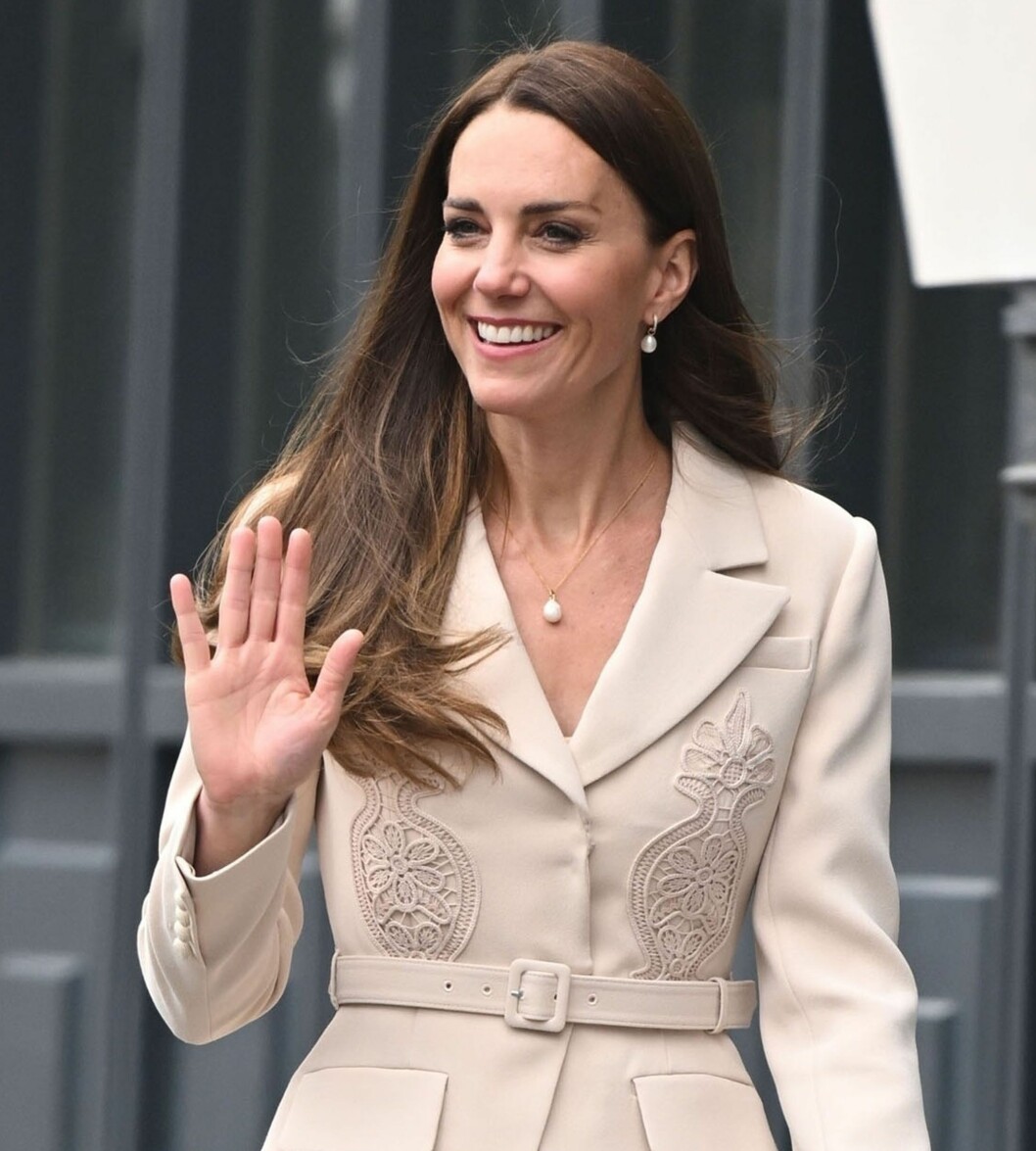 Kate under en programpunkt i april månad. Också här visar hon sin nya frisyr, med det raka håret instoppat bakom öronen.