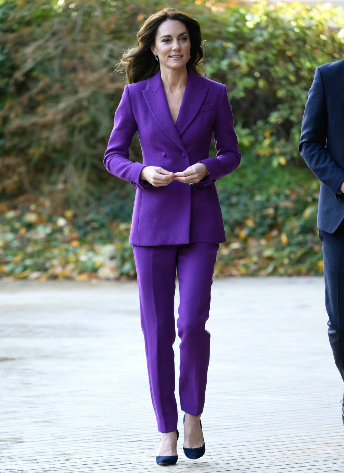 Kate Middleton i välsittande färgstark kostym.