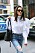 Katie Holmes i vit skjorta med oversizade puffärmar. Till det bär hon jeans och oversizad solglasögon samt en svart oversizad handväska.