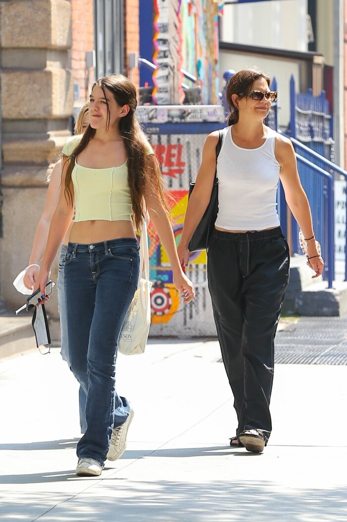 Det är en avslappnad vardagsstil som gäller både för mamma Katie och dottern Suri. Katie Holmes matchar dottern Suri Cruise i en klassisk och nedtonad vardagsstil.