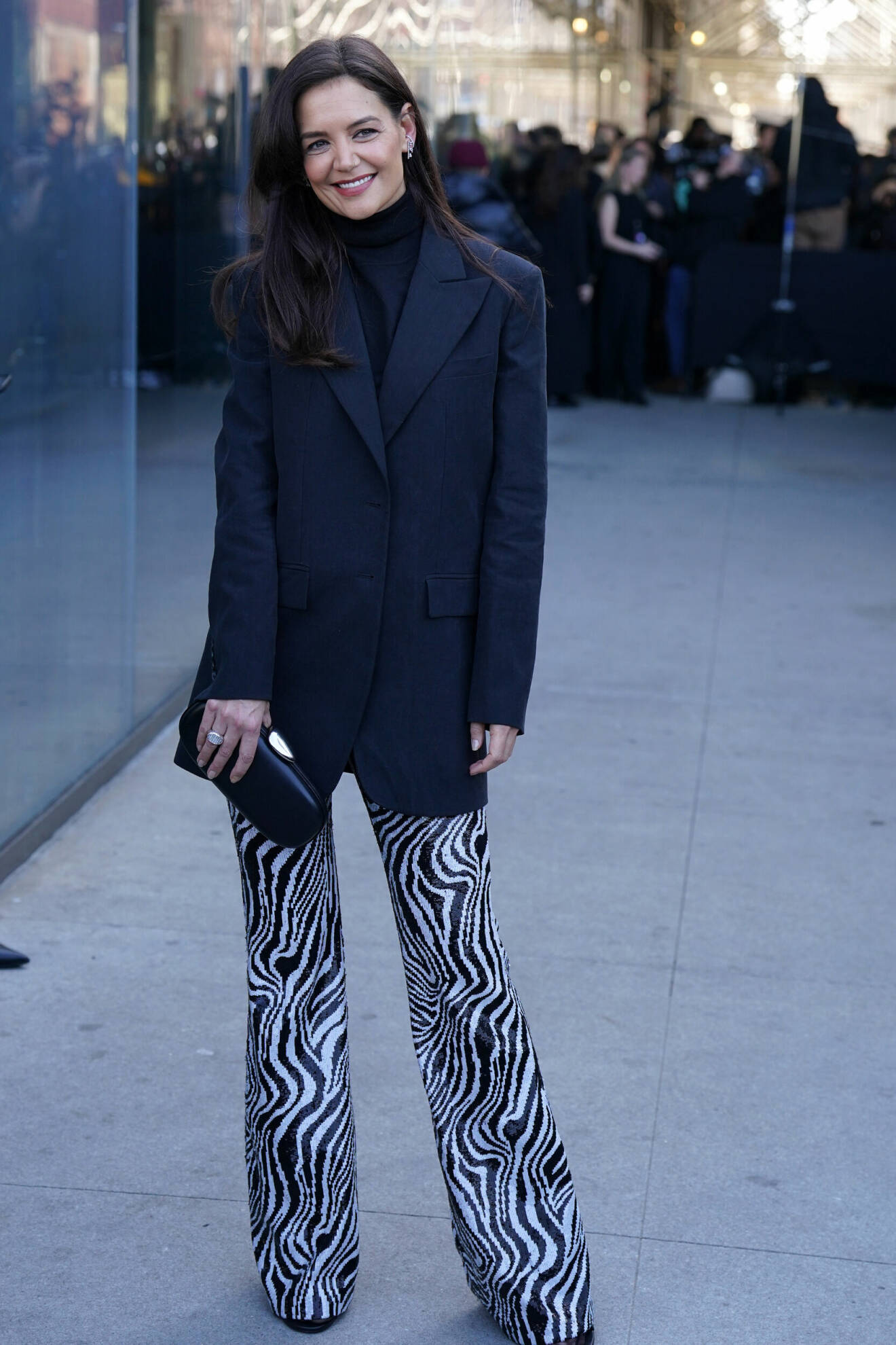 Katie Holmes gästar Michael Kors visning iklädd zebramönstrade byxor.