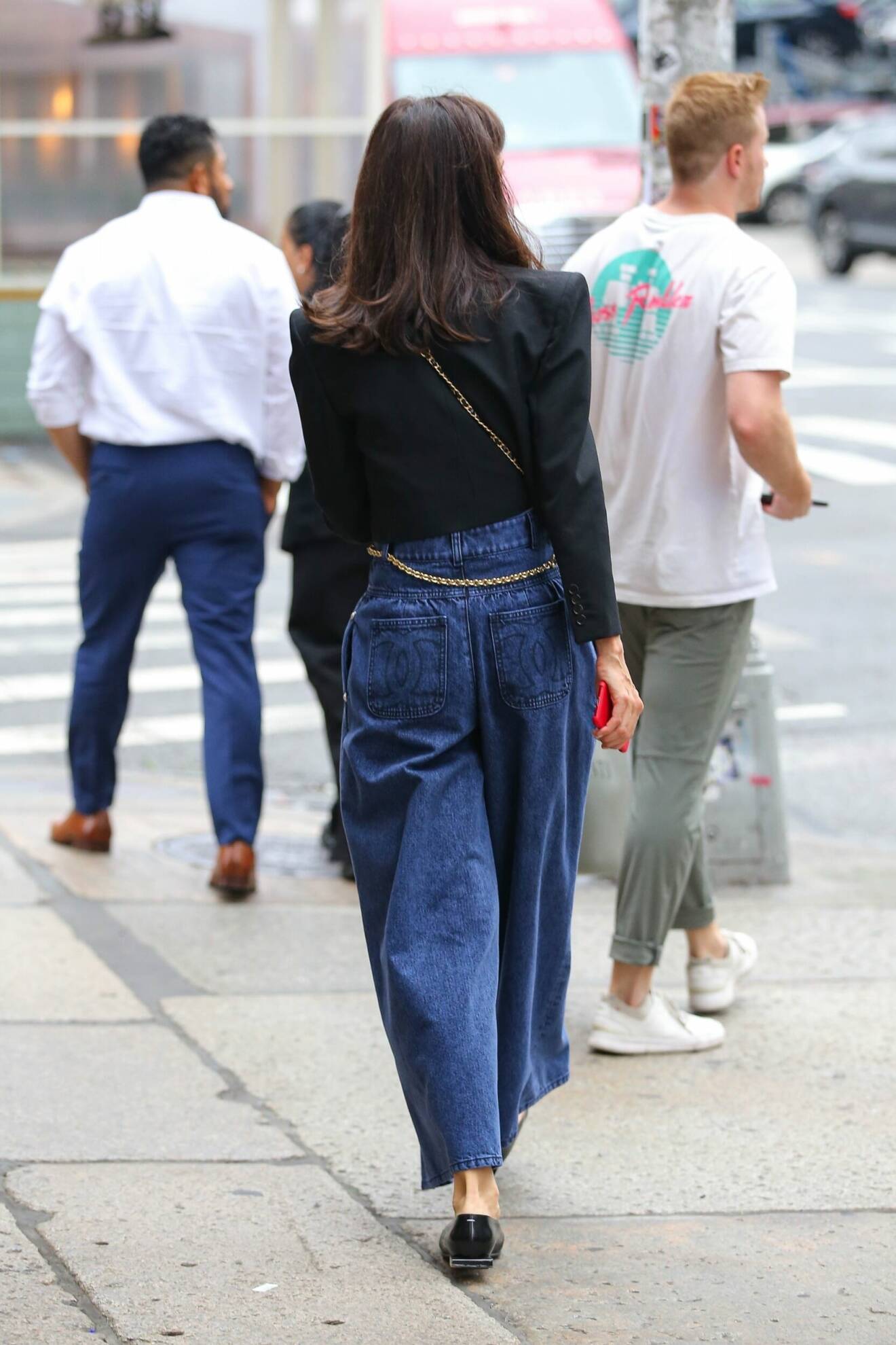 Katie Holmes iklädd vida jeans från Chanel som fått många att tycka till online.