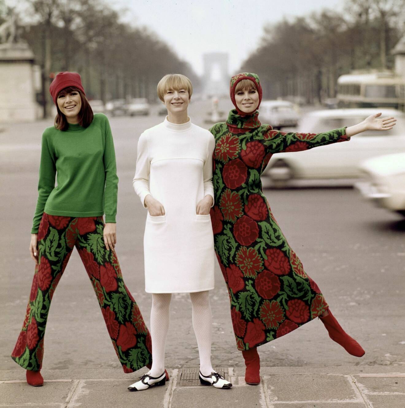 Katja Geiger omgiven av två av sina modeller i Paris 1970.