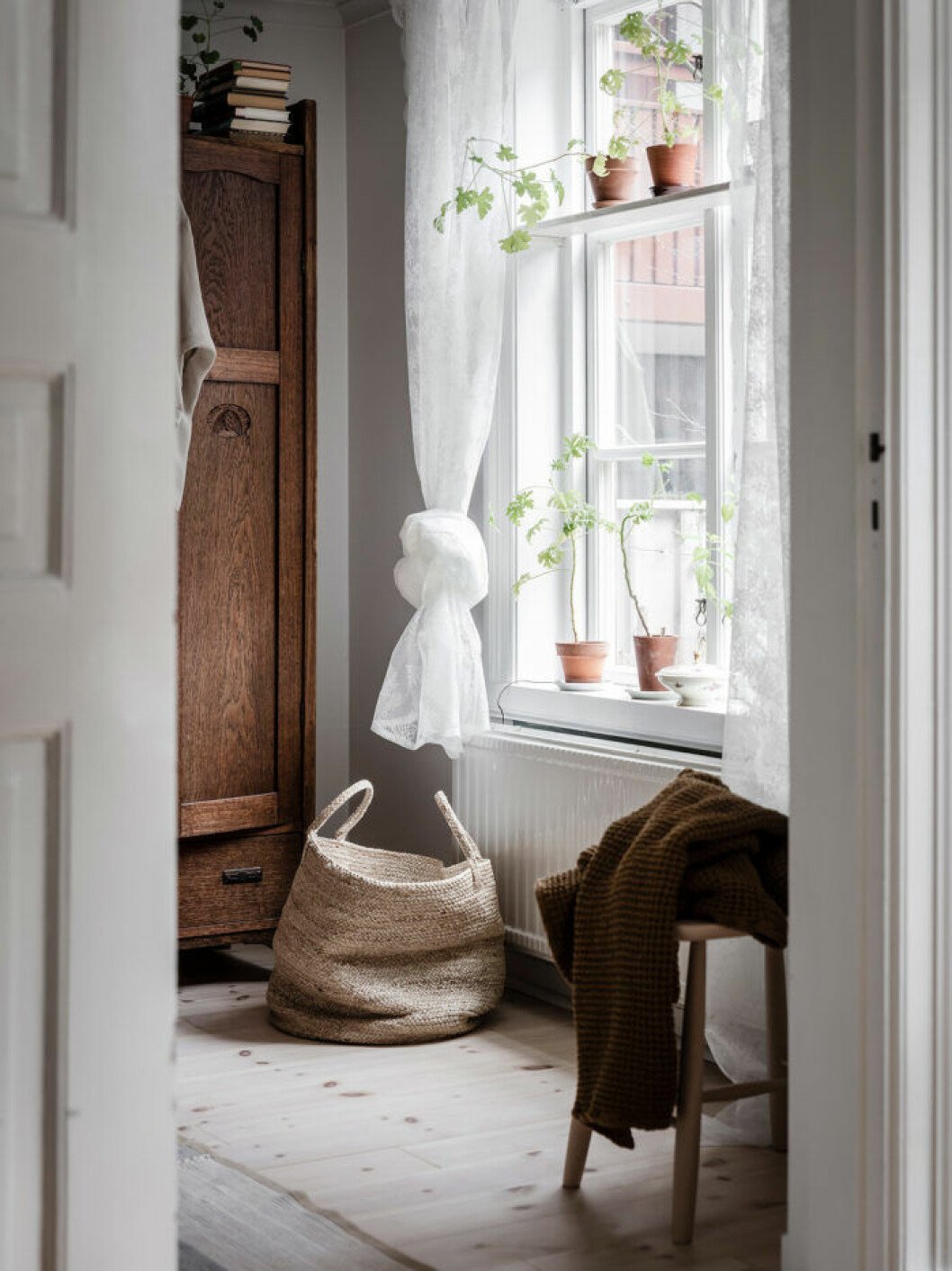 Styling: Nouvel interiör Foto: Anders Bergstedt som fotat för <a href="https://entrancemakleri.se/hem-till-salu/" target="_blank" rel="noopener">Entrance mäkleri</a>/Mäklare: Jessica Fridstedt Kattvänlig inredning med växter i fönster