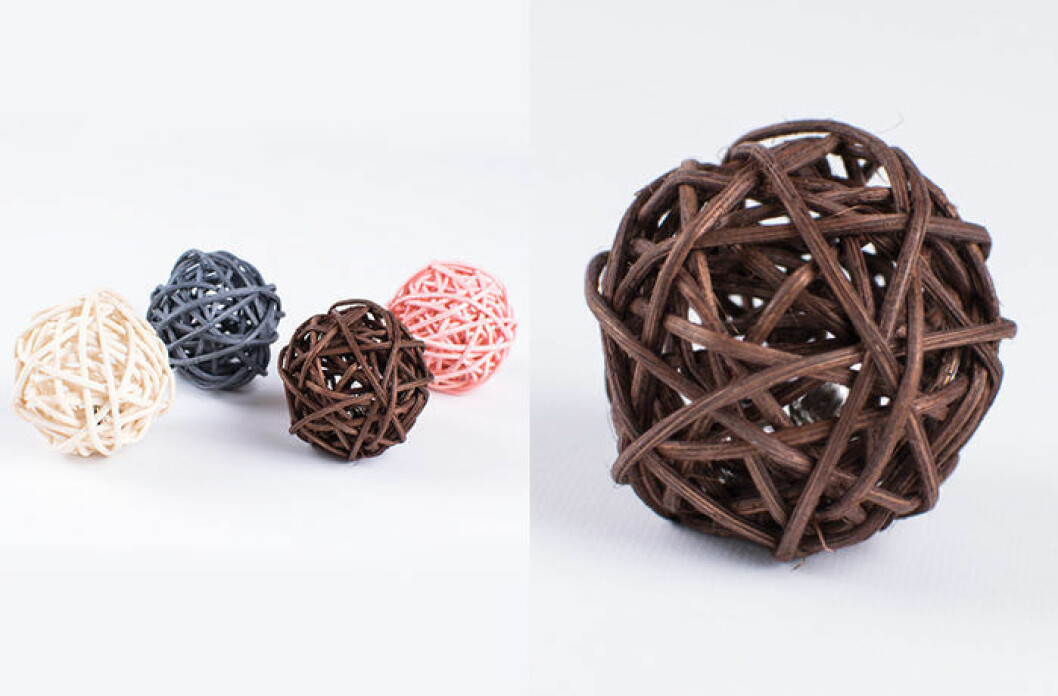 Stilren kattleksak i form av rottingboll från Miwo Design