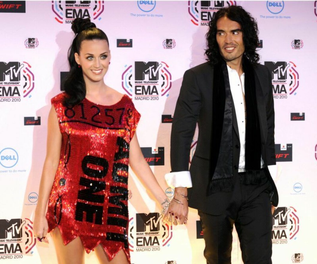 Russel Brand blev bortskämd av Katy Perry på alla hjärtans dag. Katy Perry och Russel Brand håller handen på röda mattan.