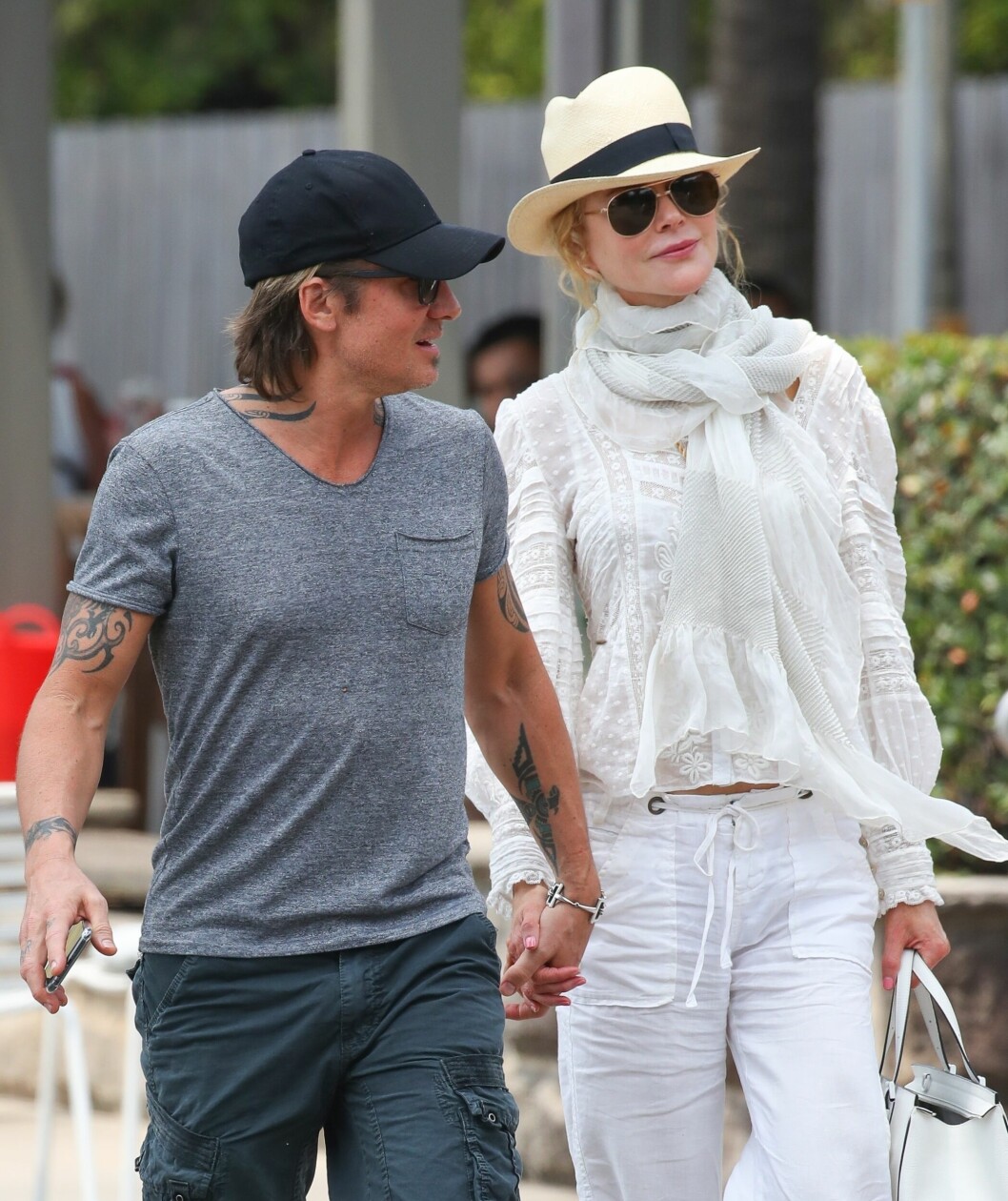 Keith Urban och Nicole Kidman hand i hand på Sydneys gator 2019.