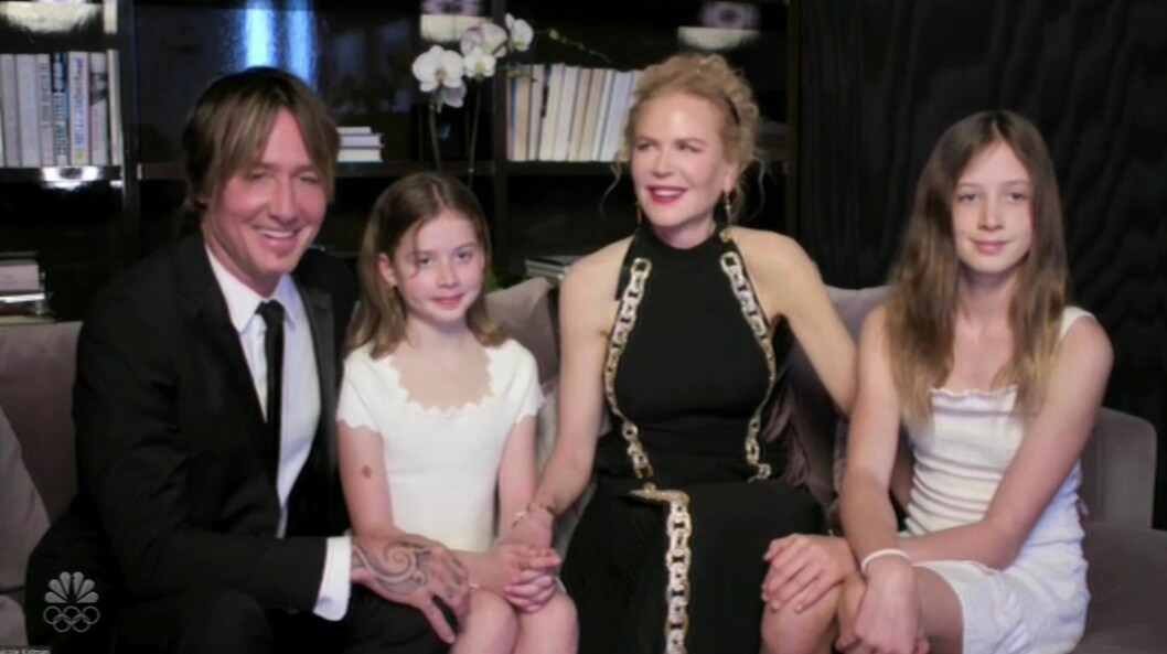 Nicole Kidman och Keith Urban med sina döttrar, framför Golden Globe-galan våren 2021.