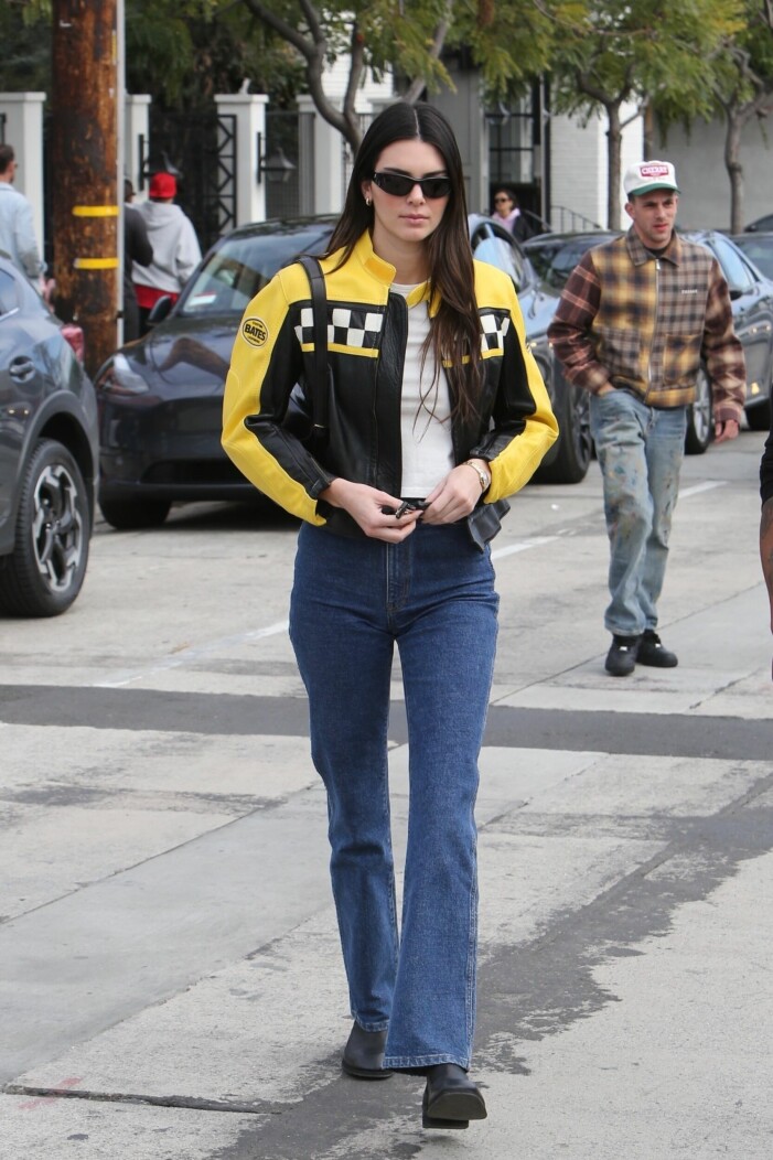 Kendall Jenner gillar bootcut-jeans. Kendall Jenner i jeans 2023.