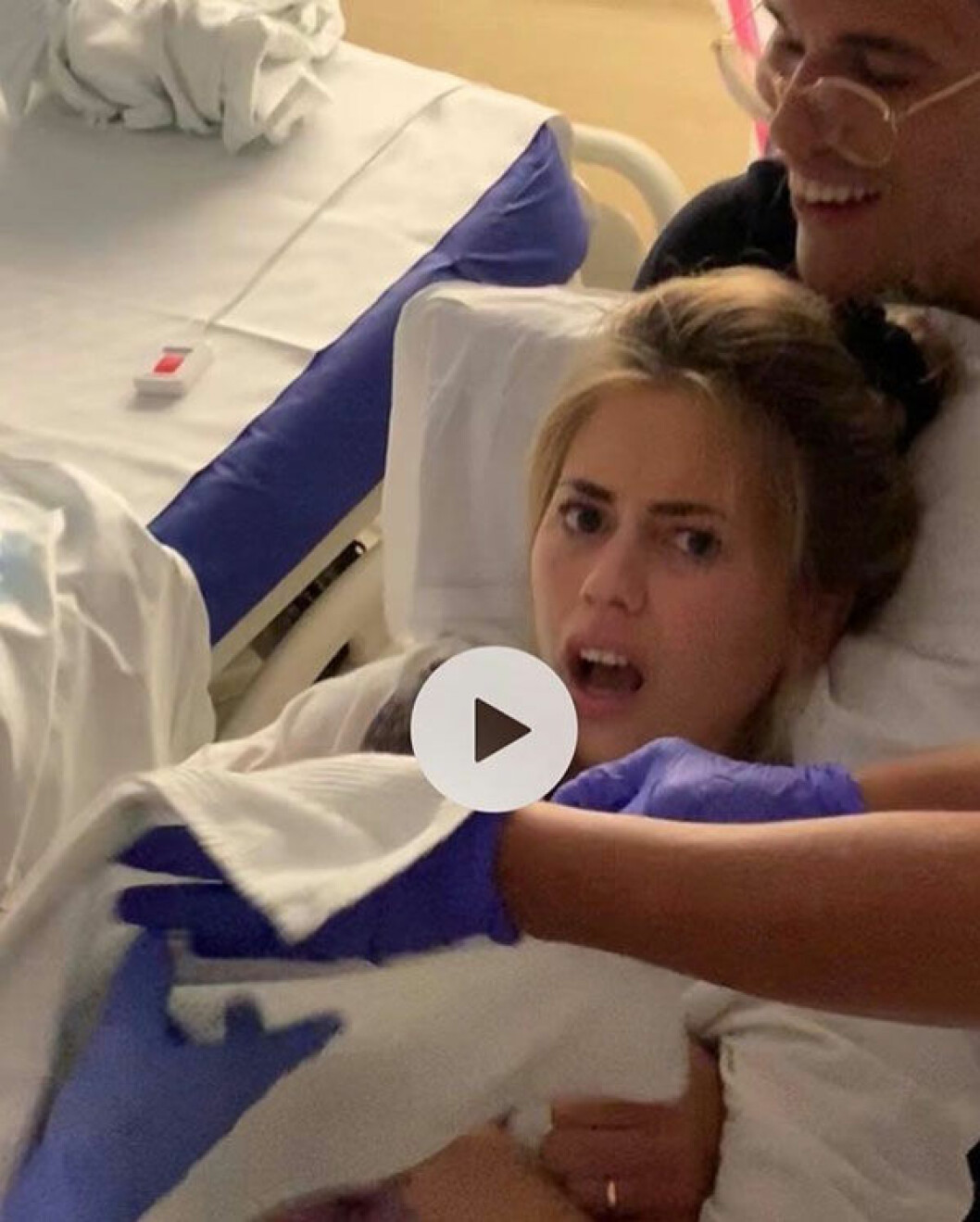 Kenza, sekunderna efter att hon själv har dragit ut sitt barn. Minen är obetalbar och Dani skrattade rejält åt den i podden. Kenza under sin förlossning.