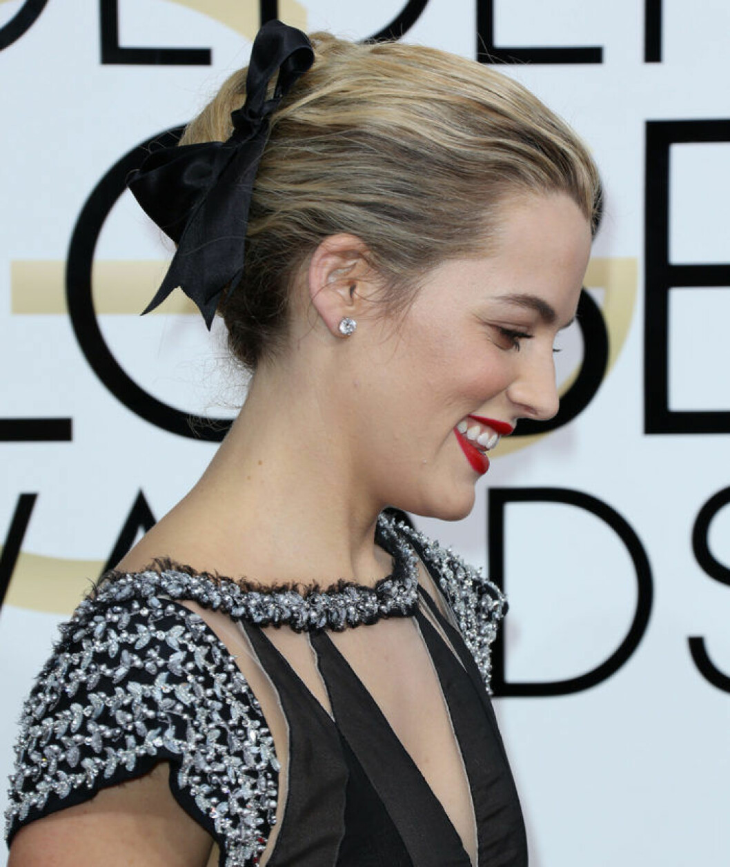 Riley Keoughs uppsättning pryddes självklart av en svart rosett på Golden globe-galan.