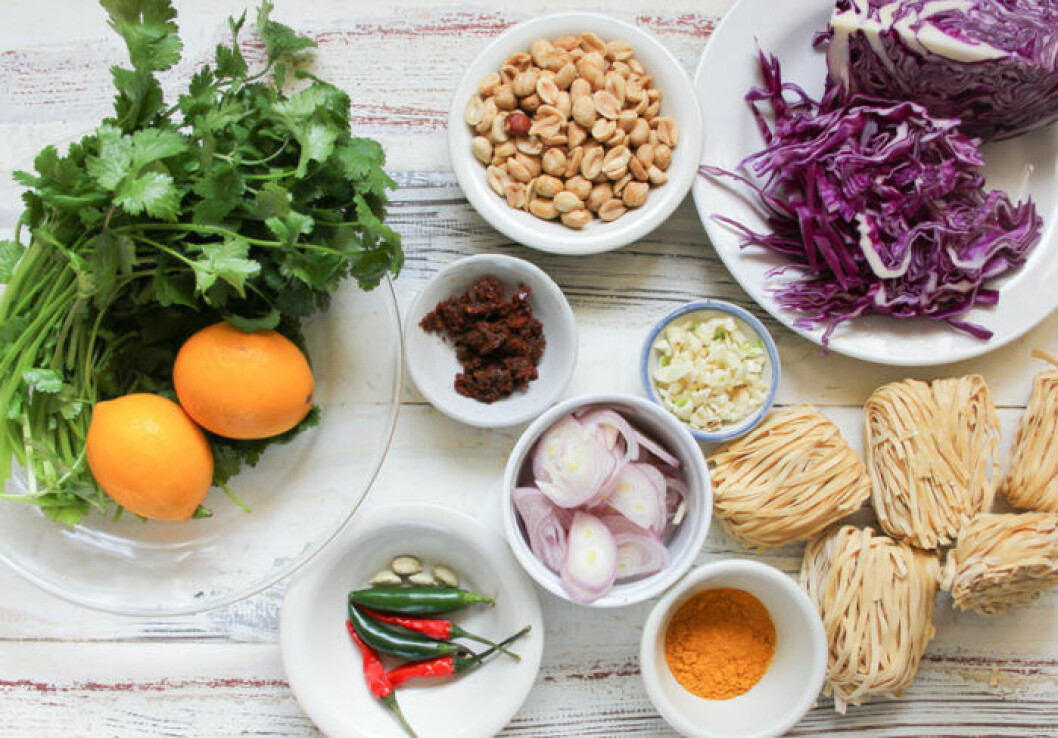 Här är ingredienserna till Khao Soi upplagda enligt mise en place. Bild: Shutterstock/IBL Ingredienser till rätten Khao Soi.