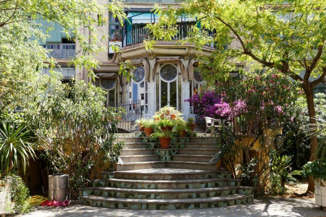 Lummig trädgård med mycket grönska. Bild utifrån huset där Villanelle bor i Killing Eve