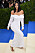 Kim Kardashian i enkel vit klänning med off-shoulder på Met-galan 2007. Hon hade inga smycken på sig.