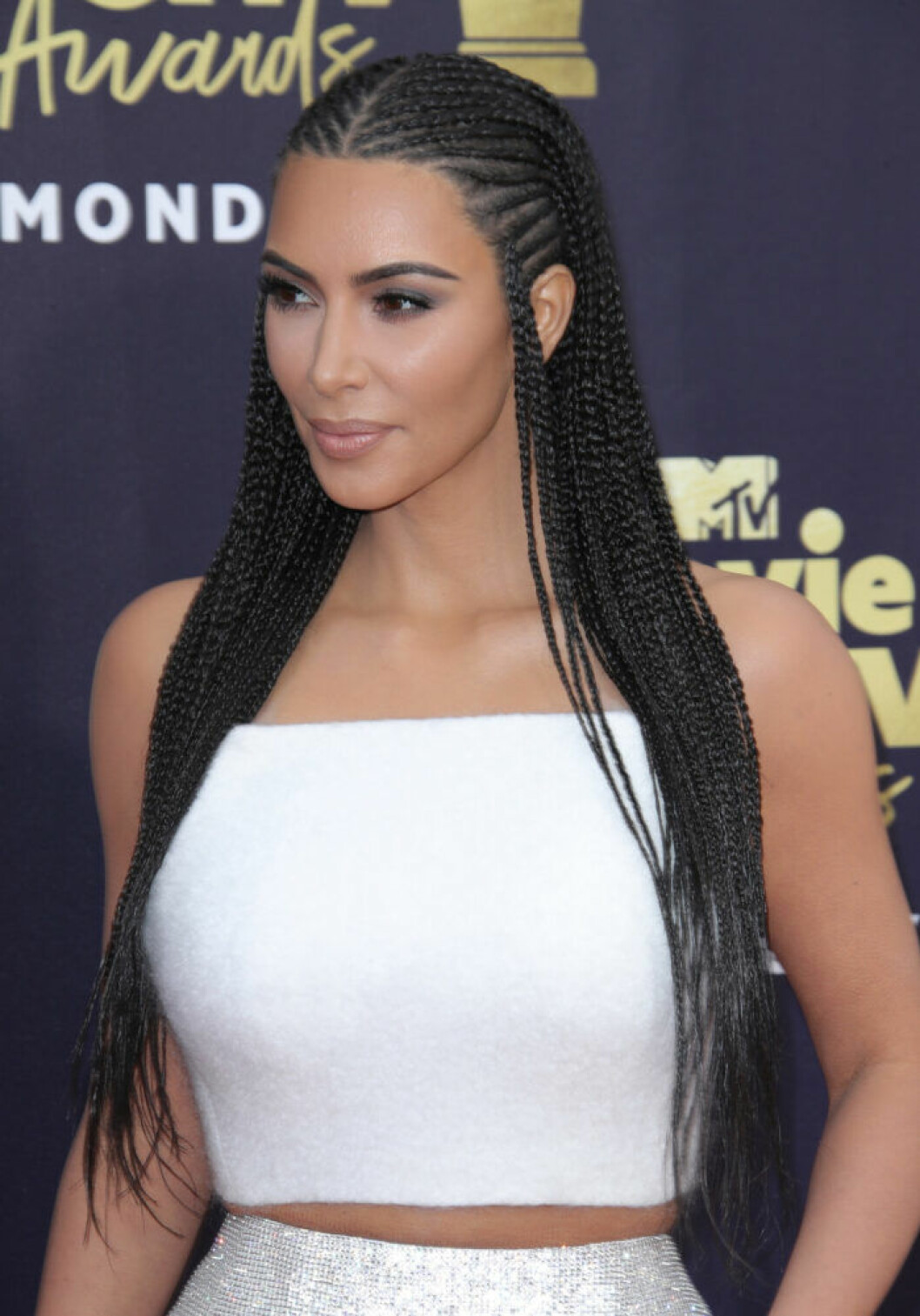 Kim har fått kritik för sina flätor. Foto: Matt Baron / TT Kim Kardashian