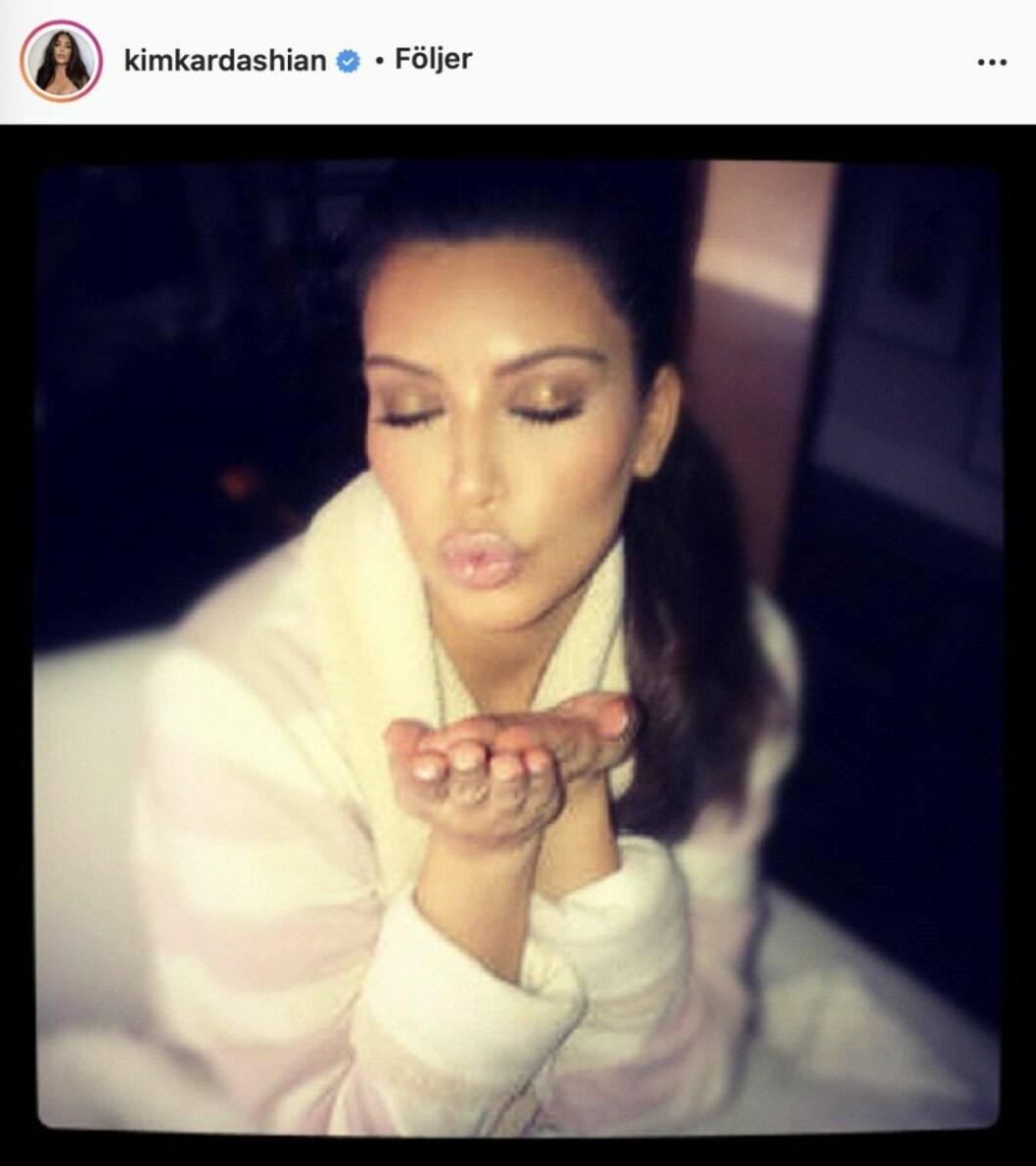 Kim Kardashian gör en slängpuss