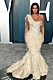 Kim Kardashian West i vit klänning med fjädrar