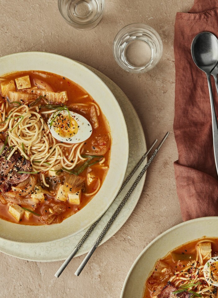 ”Kimchigryta är en älskad klassiker i Korea. Här har jag gjort en ramenvariant av rätten. Omåttligt god!” Kimchi Ramen.
