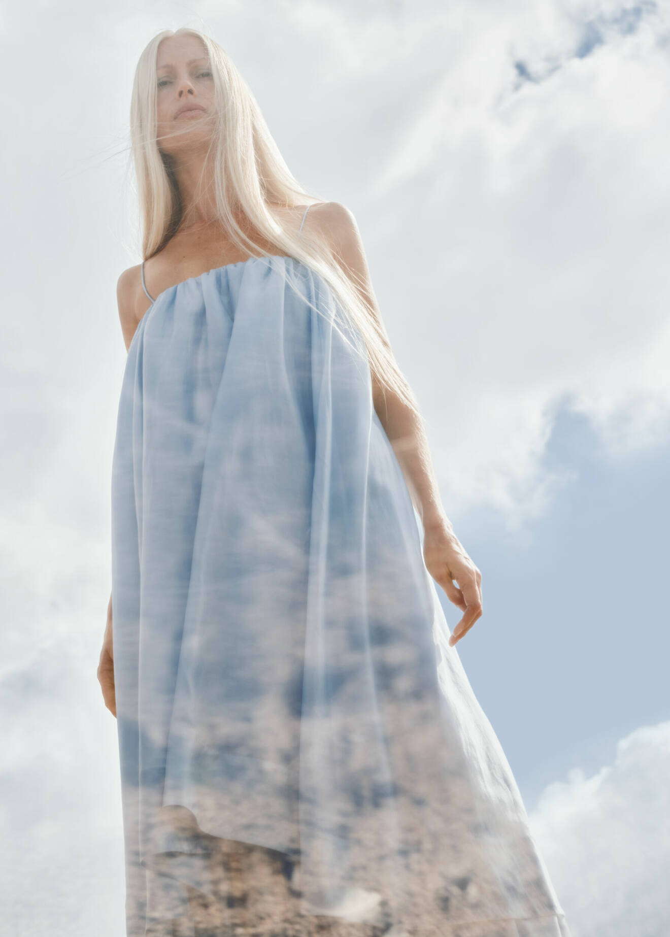 Supermodellen Kirsty Hume i kampanjbild för &amp; Other Stories Savoir Collection 2024