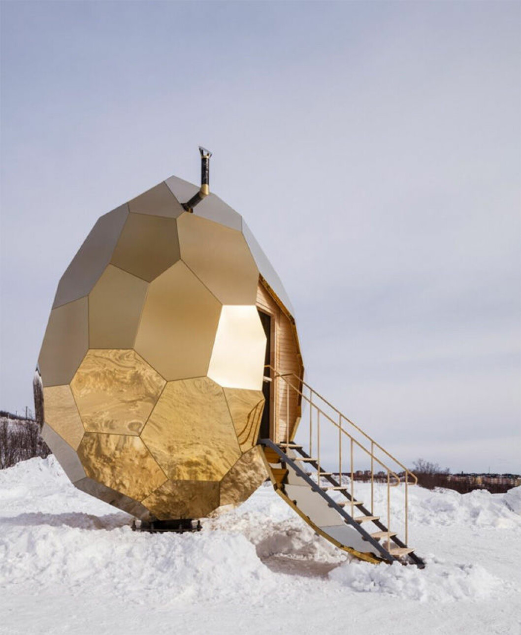 Via: <a href="https://www.dezeen.com/2017/05/10/egg-shaped-gold-solar-sauna-bigert-bergstrom-kiruna-sweden/" target="_blank" rel="noopener">Dezeen</a>