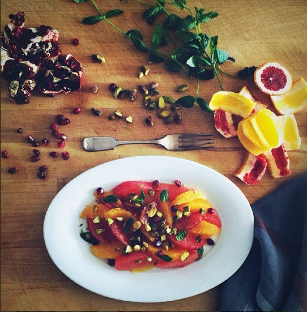 kitchenculinaire Citronsallad med pistaschenötter, granatäpplekärnor och mynta. Fräscht och så snyggt på fatet! 