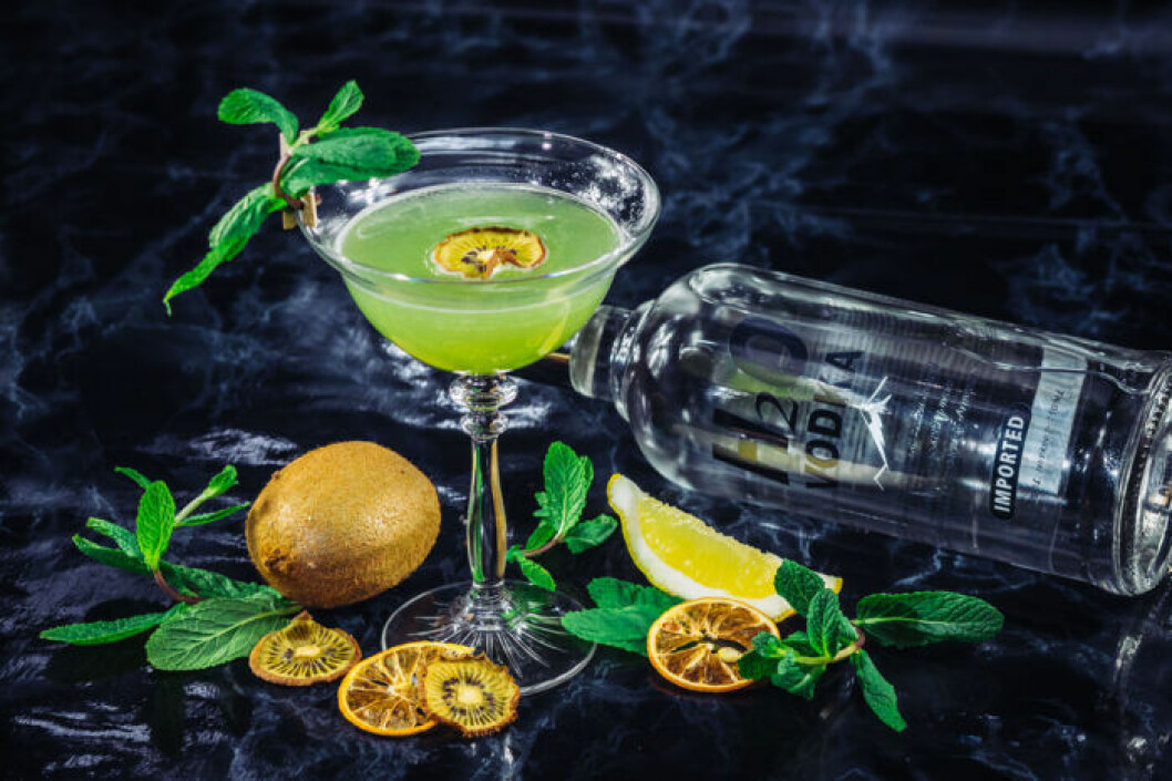 Fräscht grönt vodkadrink med kiwi.