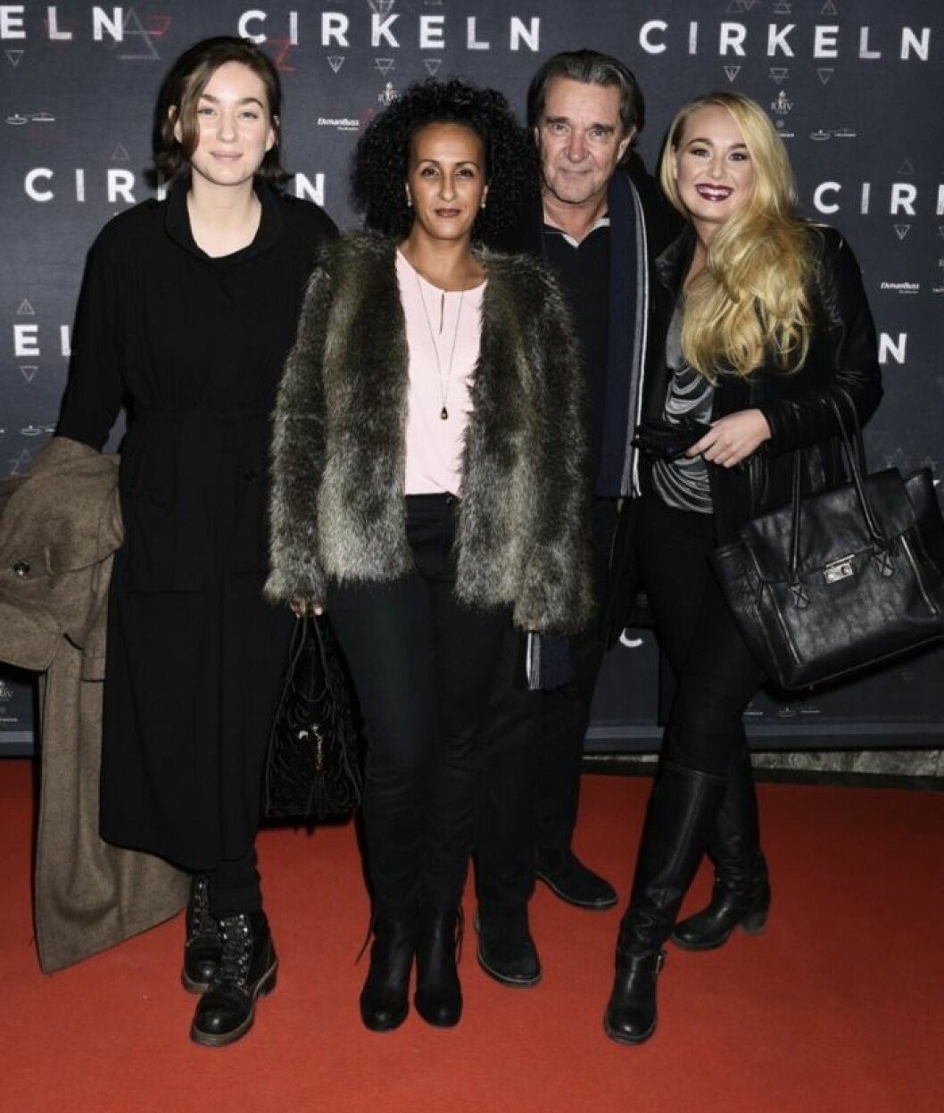 Kjell Bergqvist med fru Karin, döttrarna Nathalie och Sandra på premiären av ”Cirkeln” på Rigoletto, år 2015. FOTO: Karin Törnblom/TT Kjell Bergqvist med fru Karin, döttrarna Nathalie och Sandra