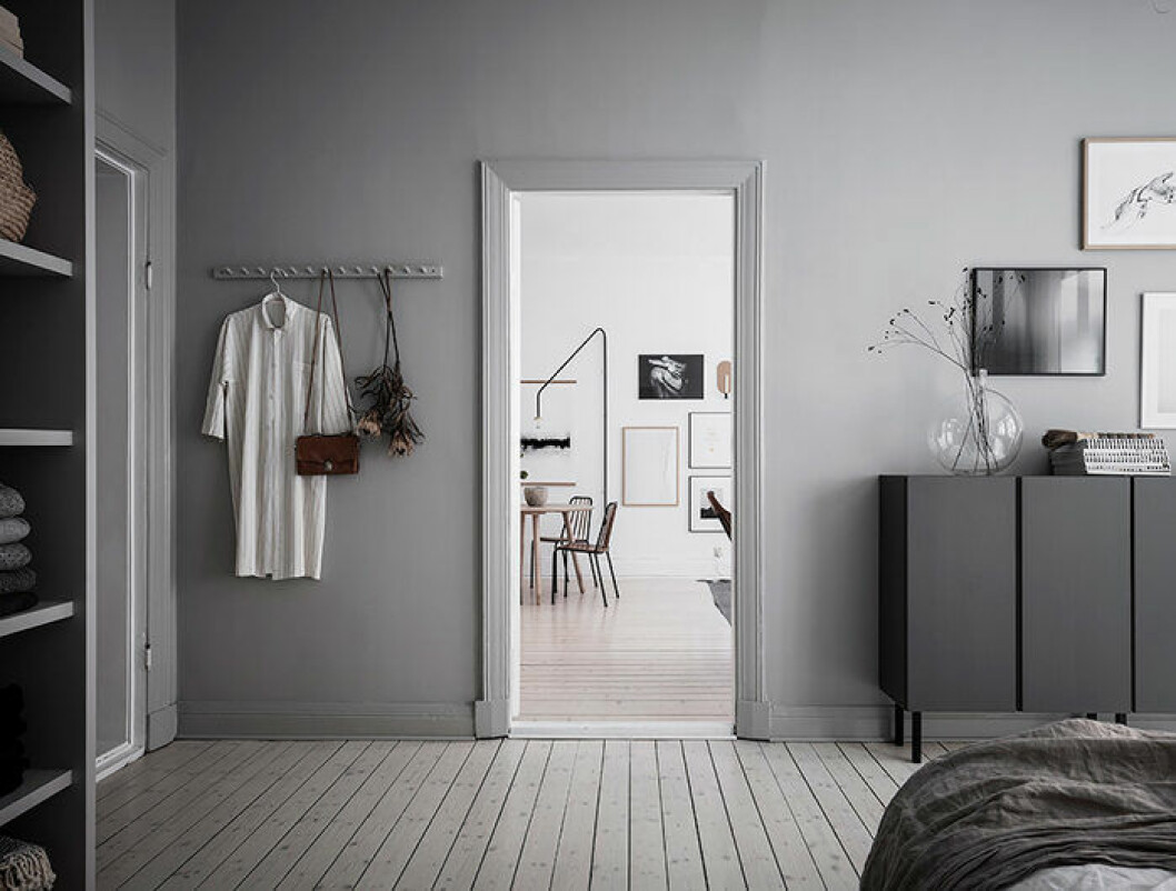 Foto: Anders Bergstedt för <a href="https://www.instagram.com/entrancemakleri/?hl=sv" target="_blank" rel="noopener">Entrance</a>/mäklare: Erika Bergholm Krokar gör förvaringen av kläder i sovrummet snyggare