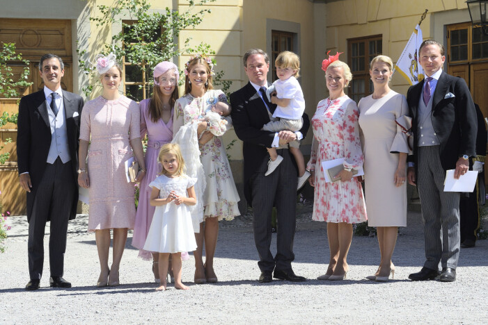 Klädkoden på prinsessan Adriennes dop 2018 var förmiddagsdräkt. Här är Madeine och Chris samlad med Adriennes faddrar. prinsessan adriennes dop