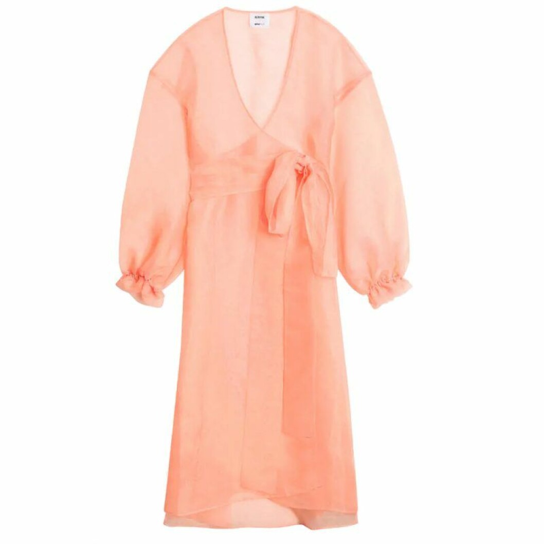 Orangerosa klänning med ballongarmar. <a href="https://apprl.com/al/4ysn/" target="_blank" rel="noopener">Här kan du köpa den</a>. Rosa transparant omlottklänning gina tricot