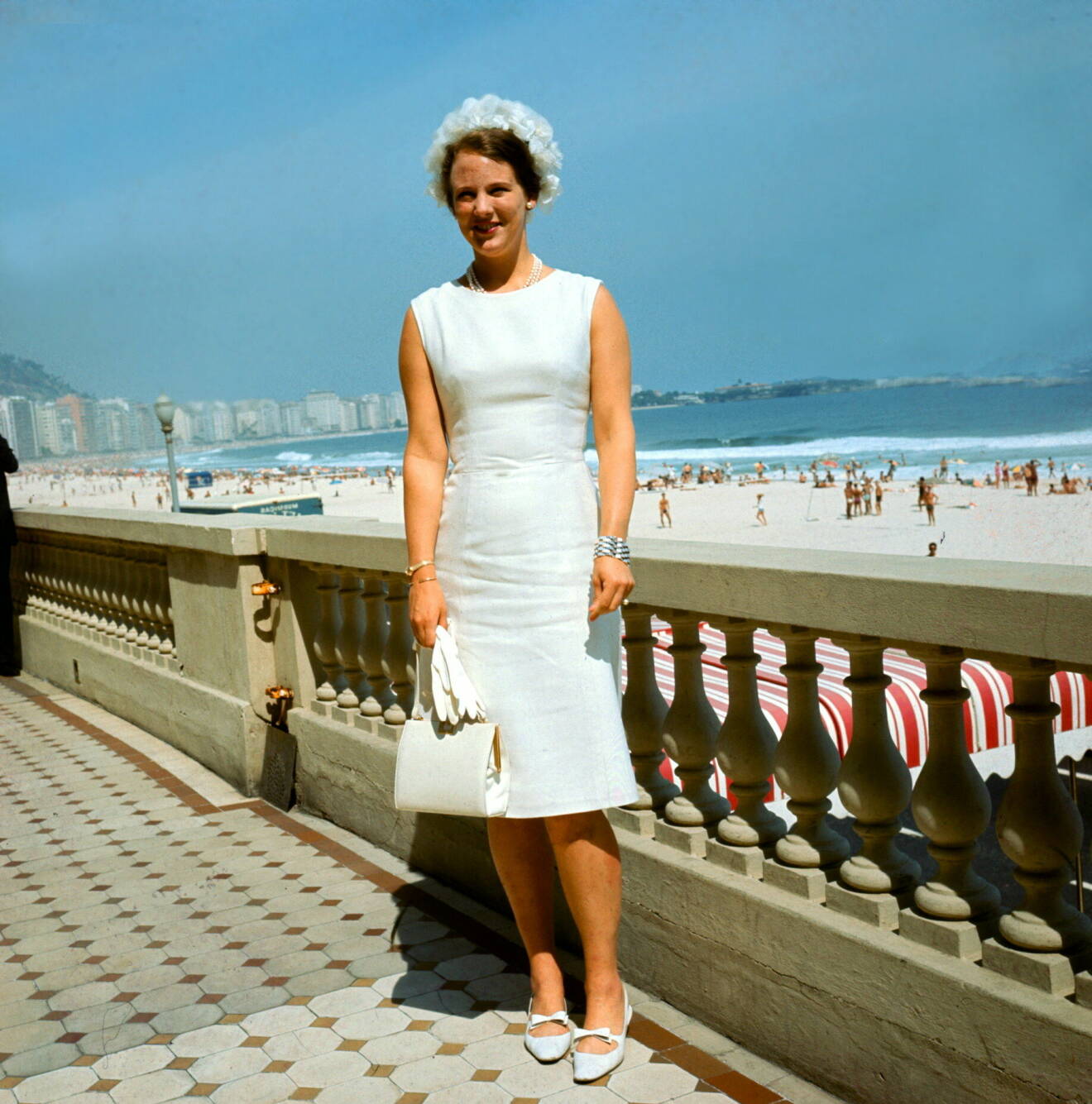 Vit klänning och huvudbonad Drottning Margrete II