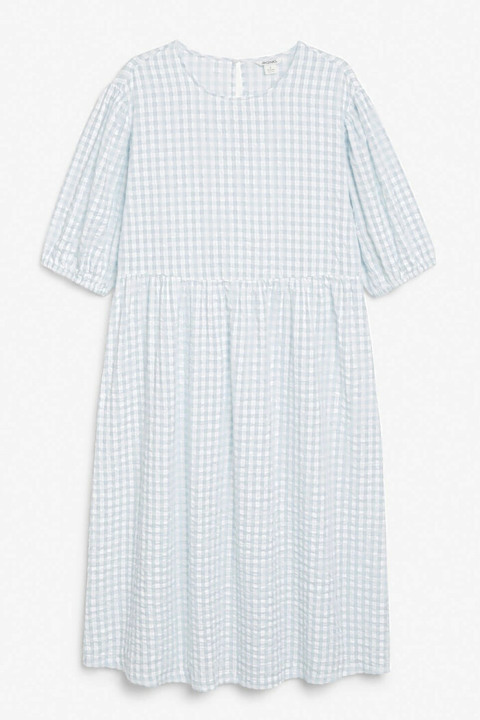 Klänning i bomull, XXS–XXL, 350 kr, Monki. <a target="_blank" rel="nofollow" href="https://track.adtraction.com/t/t?a=1274423541&as=1218462148&t=2&tk=1&epi=ledigaplagg-monki-klanning&url=https://www.monki.com/en_sek//clothing/dresses/midi-dresses/product.cotton-midi-dress-blue.0868710025.html">Klicka på bilden för att komma direkt till den.</a> Klänning från Monki.