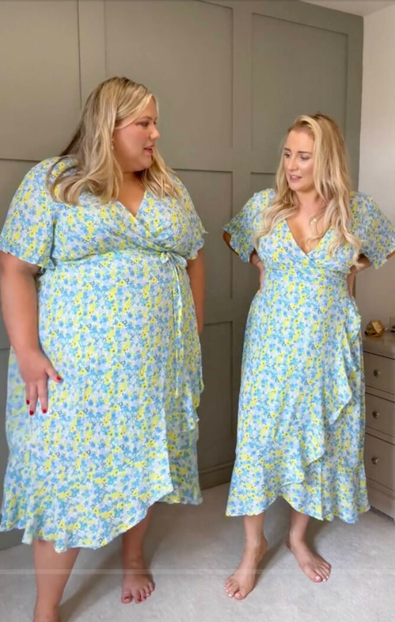 Lottie och Laura har olika storlekar, och testar likadana kläder.