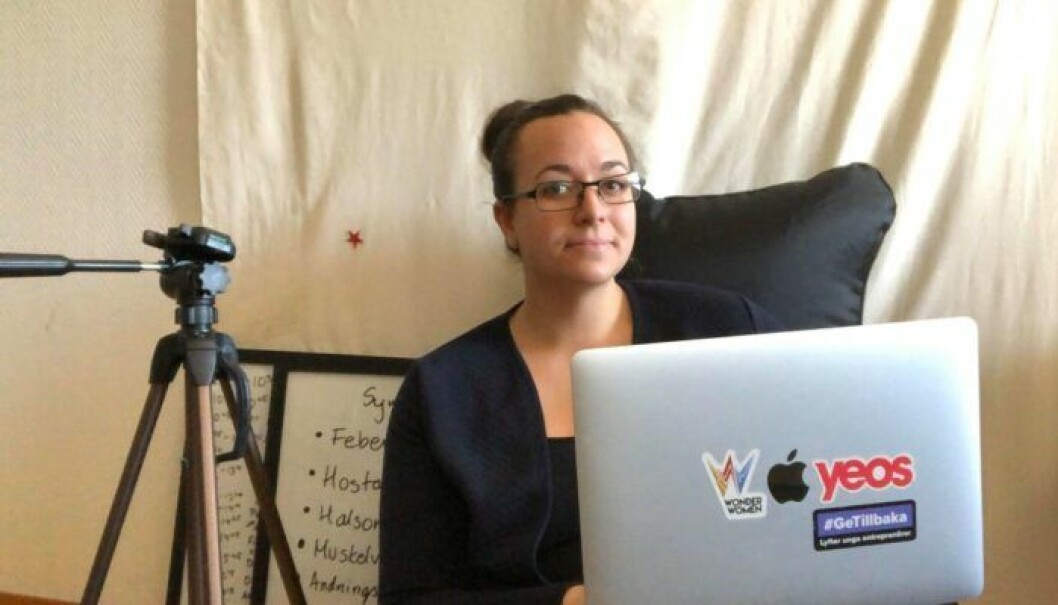 För att få tiden att gå och för att hitta någon form av mental utmaning, startade Klara-Maria en egen Youtubekanal under tiden i karantän. Foto: Privat Klara-Maria framför dator