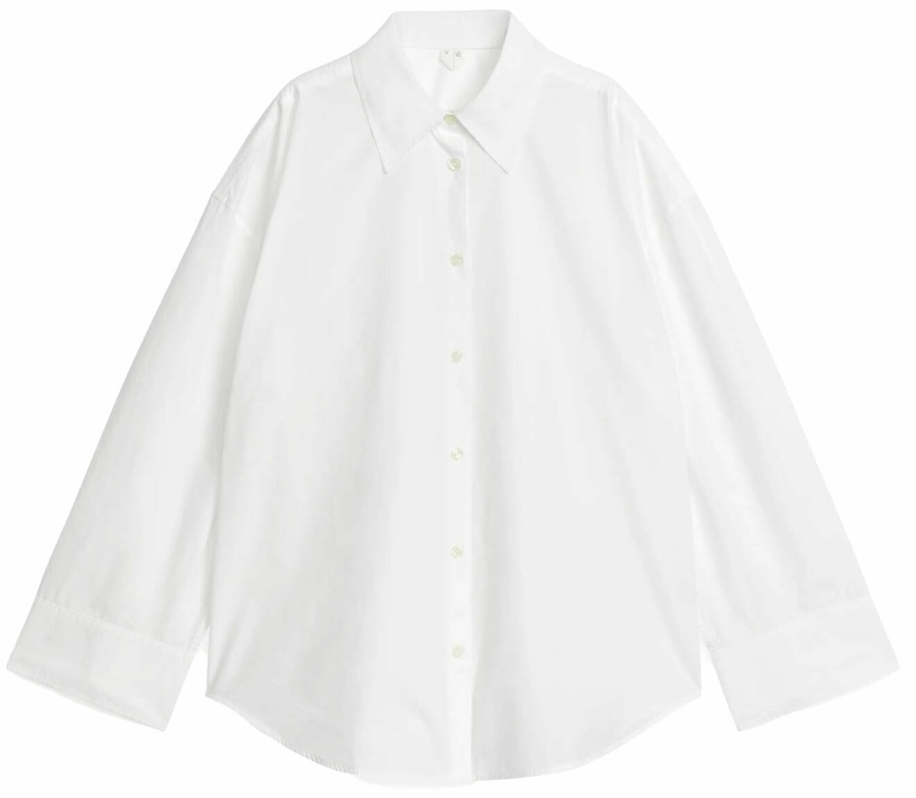 Klassisk vit skjorta dam i en oversized modell från Arket