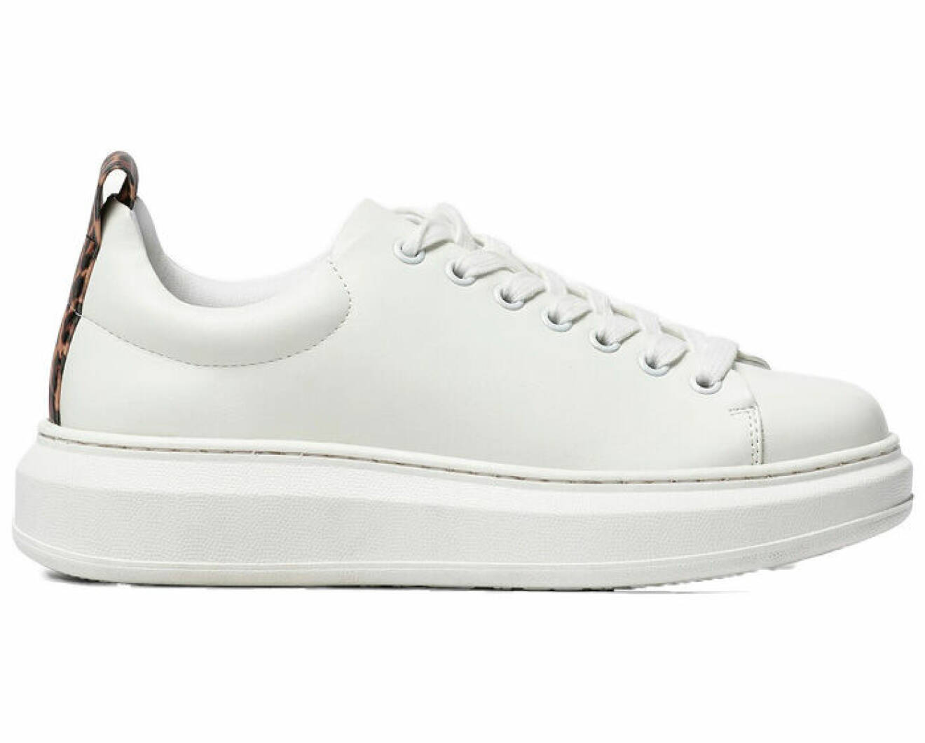 Trendiga vita skor i konstläder från ellos