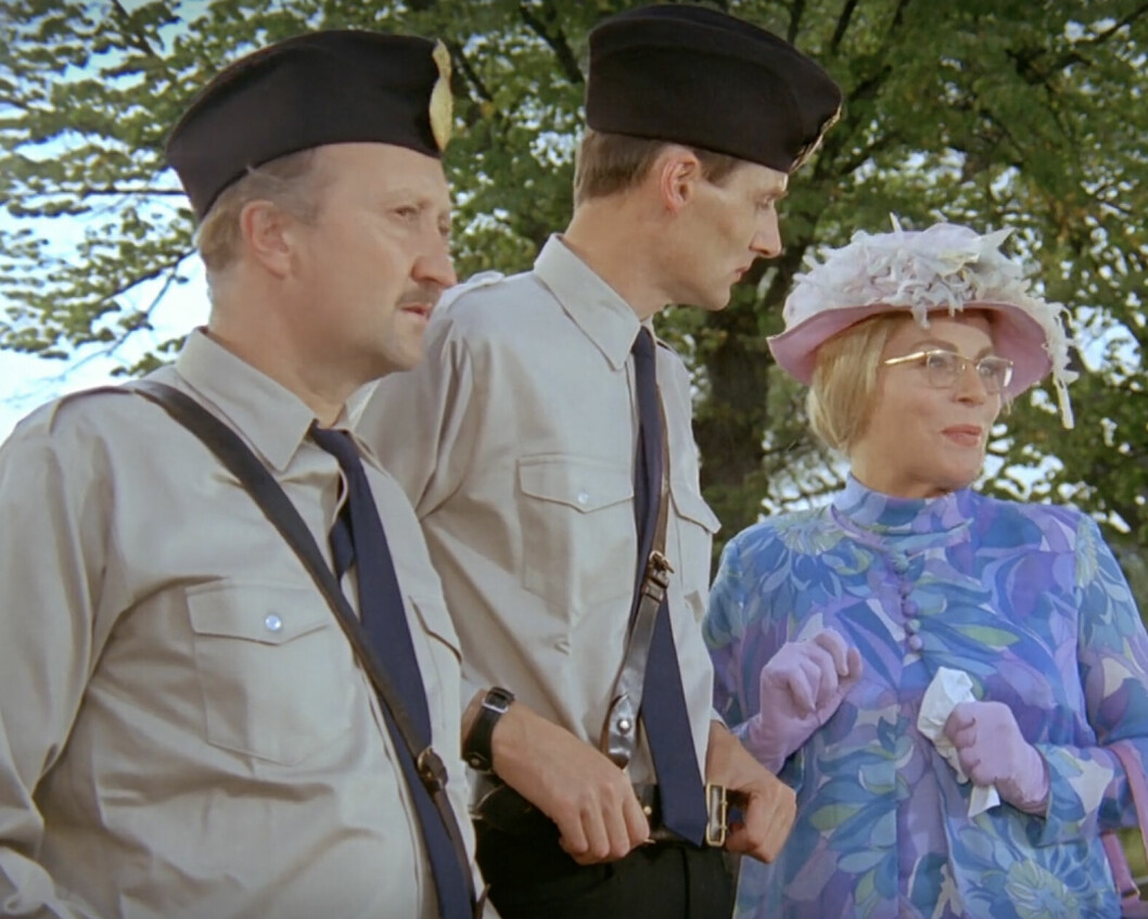 Poliskonstaplarna Kling (Ulf G. Johnsson) och Klang (Göthe Grefbo) konspirerar tillsammans med Prussiluskan (Margot Trooger) för att få Pippi placerad på barnhem. Poliskonstaplarna Kling (Ulf G. Johnsson) och Klang (Göthe Grefbo) konspirerar tillsammans med Prussiluskan (Margot Trooger) för att få Pippi placerad på barnhem.