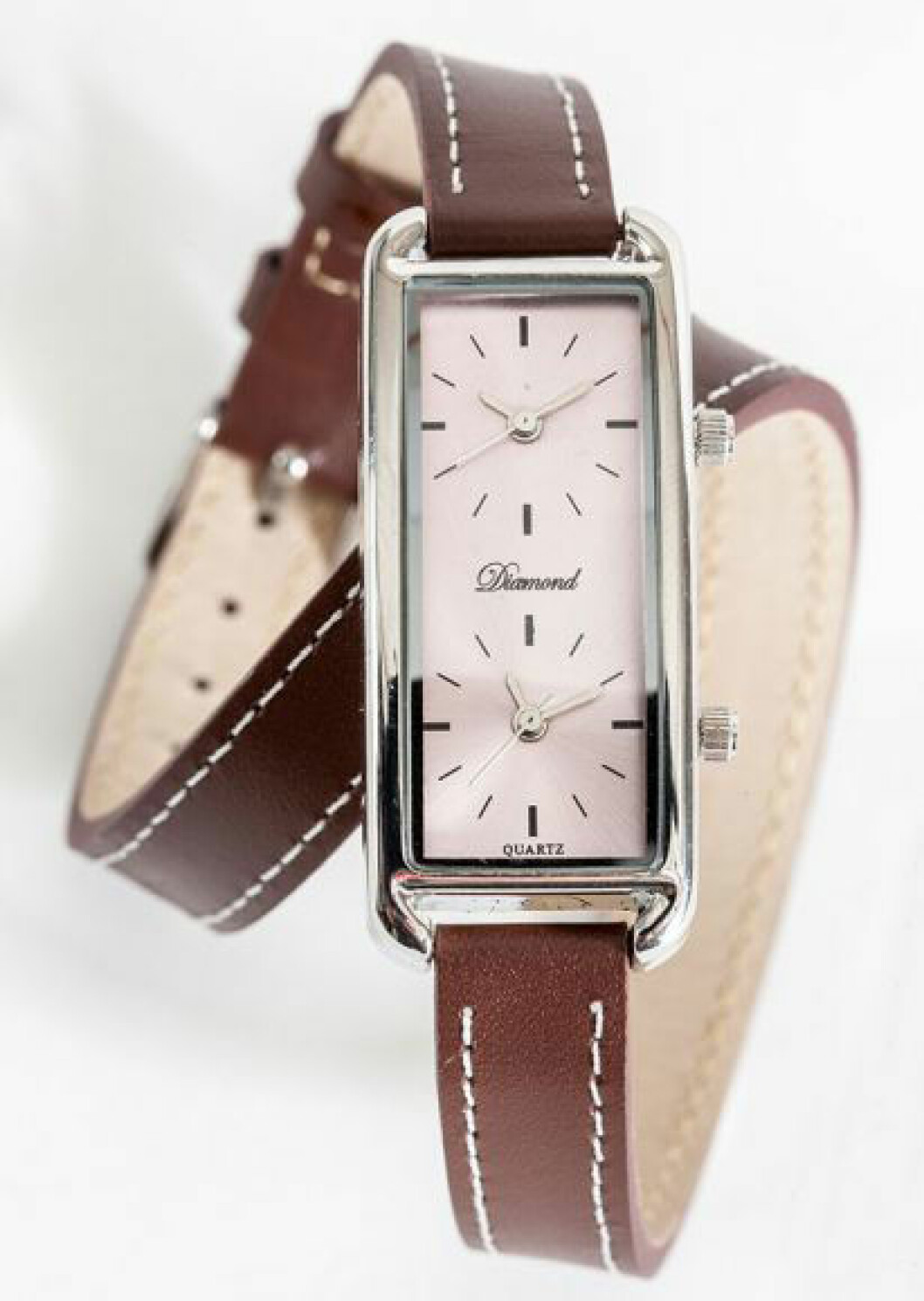 Den trendiga dubbelklockan med svagt pastellrosa urtavla och extra långt, brunt armband i skinn hittar du i vår shop. Klocka med dubbla urtavlor med brunt armband i skinn samt rosa urtavla.