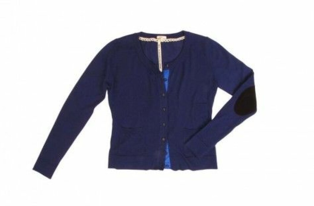 Kashmirlyx: Kofta i kashmir med mockalappar på armbågarna, ca 1 450 kr, Life is….too short not to wear cashmere. Kofta i kashmir med mockalappar på armbågarna, ca 1 450 kr, Life is….too short not to wear cashmere.