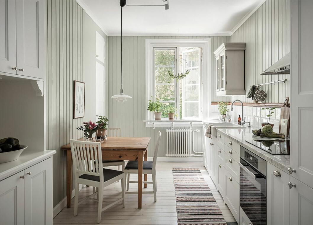 Drömkök med charmig pärlspont. Foto: Anders Bergstedt för Alvhem/mäklare: Ann Stenmark Charmigt kök med pärlspont i 20-talshus