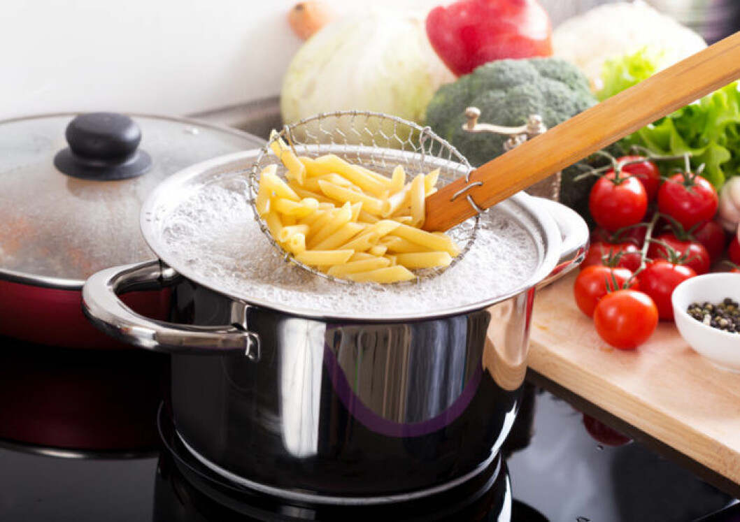 När pastan är al dente är den perfekt att hälla ner i pastasåsen. Spara sedan lite pastavatten och häll i såsen för att den ska bli ännu krämigare. Bild: Shutterstock/IBL Kokad pasta i hålslev.