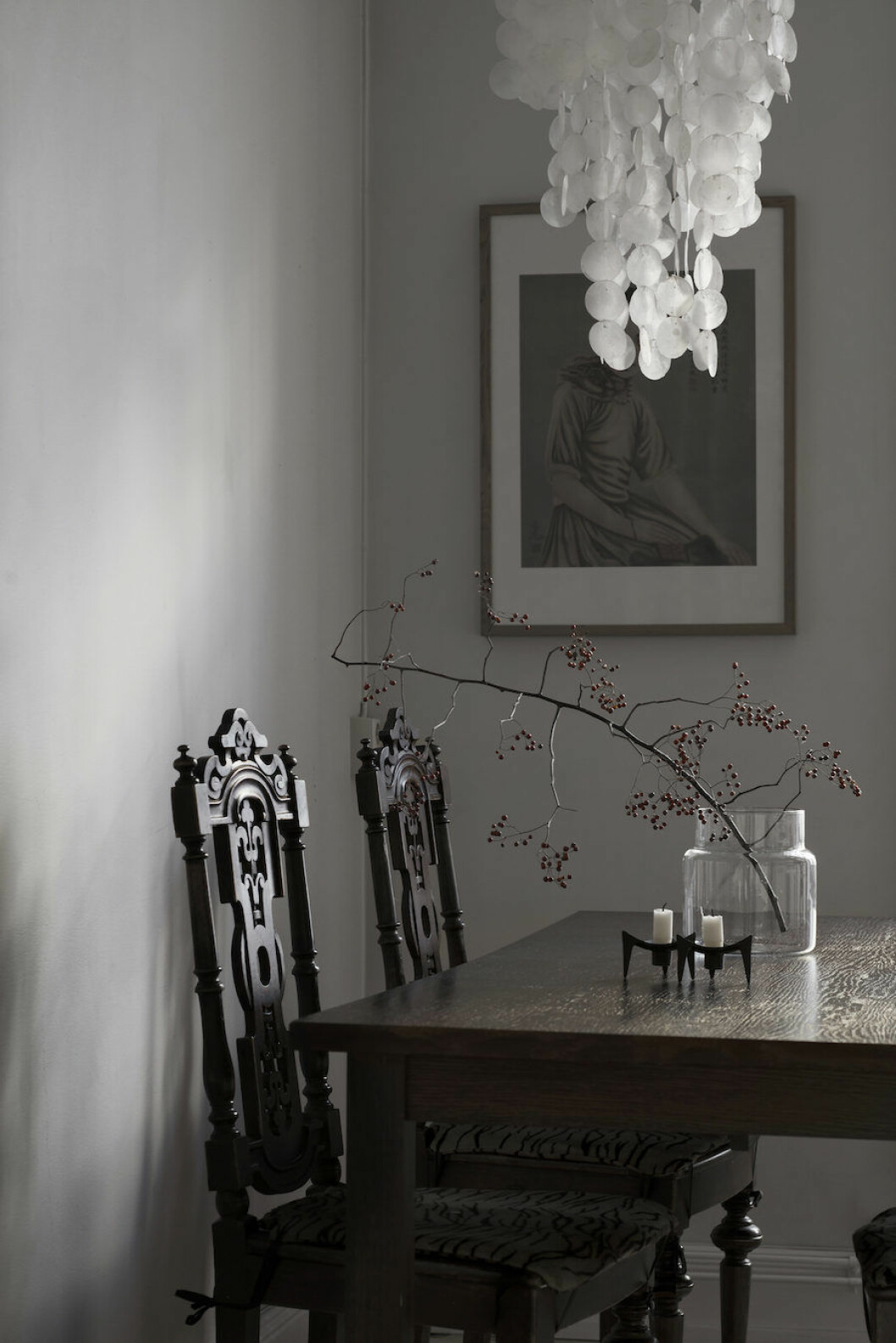 Köksbordet köptes på House för 17 år sedan och har fått en fin patina i dag. Stolarna stod tidigare i Michelles mammas butik i Gamla stan. »Under 90-talet drev hon Aromastudion som var en salong och en butik. Jag brukade helgjobba där. Och ibland vila ut på massagebädden.« Köksbord från House hemma hos Michelle Meadows.